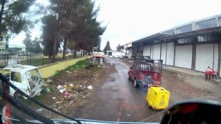 Aracın kasasında oturan çocuk düşme tehlikesiyle karşı karşıya kaldı