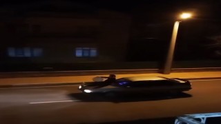 Aracın üzerine çıkan davulcu mahalleliyi sahura böyle uyandırdı