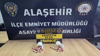 Aracında sentetik haplarla yakalanan genç tutuklandı