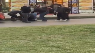 Aralarına aldıkları kişi tekme tokat dövdüler: O anlar kamerada