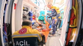 Arkadaşların bıçaklı kavgası kanlı bitti: 1 yaralı