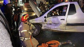 Arnavutköyde iki araç çarpıştı: Sürücü araçta sıkıştı