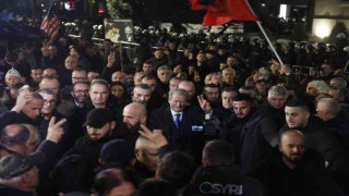 Arnavutlukta hükümet karşıtı protestocular ile polis arasında çatışma