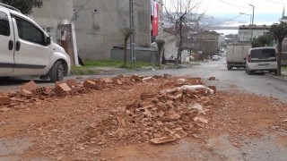 Aşırı yüklü kamyon kayarak iki aracı biçti; o anlar kamerada