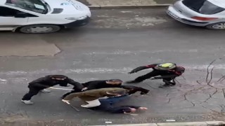 Ataşehirde yol verme tartışması sopalı kavgaya dönüştü