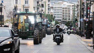 Atinada çiftçilerden, parlamento binası önünde traktörlü protesto
