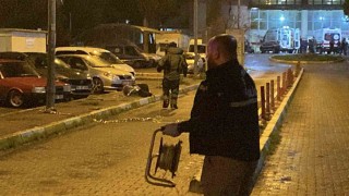 Aydında hastane önündeki şüpheli valizden giyecek çıktı