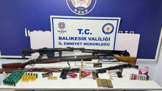 Ayvalıkta eş zamanlı operasyon: Ruhsatsız silah ve uyuşturucu ele geçirildi