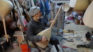 Baba yadigarı atölyede 35 yıldır bağlama üretiyor