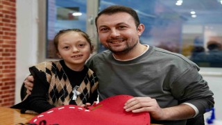 Babalar kızlarıyla 14 Şubat için kalp yastık yaptı