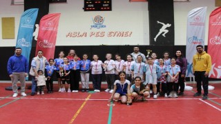 Badmintonda şampiyonlara ödülleri verildi