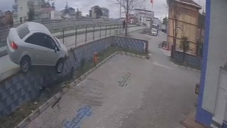 Bafrada otomobil cami bahçesine uçtu