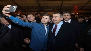 Bakan Tekin Ramazan çadırında gençlerle buluştu