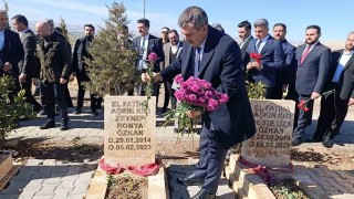 Bakan Tekin Şanlıurfada deprem şehitliğini ziyaret etti