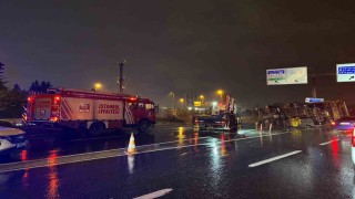 Bakırköyde hafriyat kamyonu bariyere çarparak devrildi: 2 yaralı