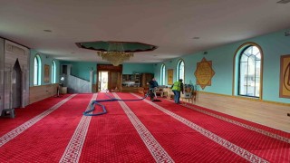 Balkanlardaki camilerde Ramazan temizliği