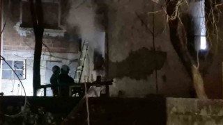 Bartında 2 katlı evde yangın paniği