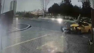 Başakşehir Kayaşehirde taksi ile motosiklet kafa kafaya çarpıştı