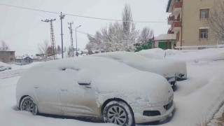 Başkalede araçlar kara gömüldü: 32 yerleşim yerinin yolu ulaşıma kapandı