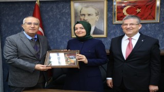 Başkan Arslandan AK Parti Genel Başkan Yardımcısı Kayaya anlamlı hediye