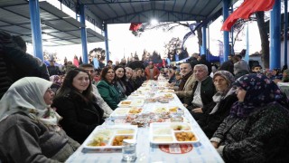 Başkan Çerçioğlu İncirliovada kurulan iftar sofrasında vatandaşlarla bir araya geldi