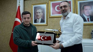 Başkan Erol, Türk Bayrağını yerde bırakmayan kuryeyi ödüllendirdi