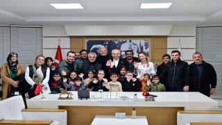 Başkan Kocagöz, görme sorunu olan öğrencilere gözlüklerini teslim etti