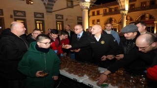 Başkan Önal, Berat Kandilinde vatandaşlara lokma ikramında bulundu