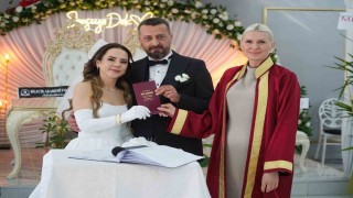Başkan Subaşı genç çiftin nikahını kıyarak, bir ömür boyu mutluluklar diledi