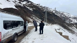 Batmanda grup köy yolunda heyelan: 2 minibüs mahsur kaldı