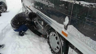 Bayburtta yoğun kar yağışı: Araçlar yolda kaldı
