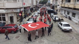 Bayındırda öğrencilerden bayrak yürüyüşü