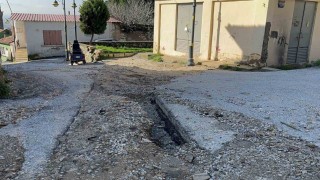 Bayındırda sürücülerden çukur yollara tepki