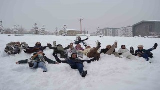 Belçikalı turistler Erzurumda karda gönüllerince eğlendi