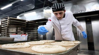 Belediyenin ürettiği 300 gramlık ramazan pidesi 20 liradan satışta