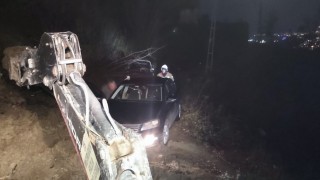 Belende toprak kaymasıyla mahsur kalan araç kurtarıldı