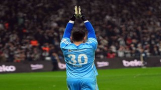 Beşiktaş taraftarından kaleci Ersine önce tepki, sonra destek