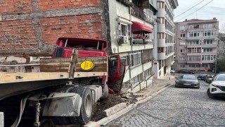Beşiktaşta facianın eşiğinden dönüldü: Freni boşalan tır binaya çarptı