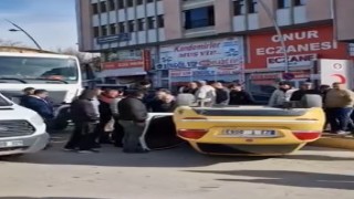 Beton mikseri ile çarpışan taksi ters döndü: 1 yaralı