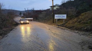 Beypazarında kayalar yolu ulaşıma kapattı