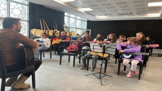Bilecik Gençlik Merkezinde gitar kursu sürüyor