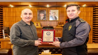 Bilecik İl Emniyet Müdürü Çağlar, emekli polis Aykana plaket takdim etti