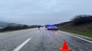 Bilecikte arızalanan tır yolu tek şeride düşürdü
