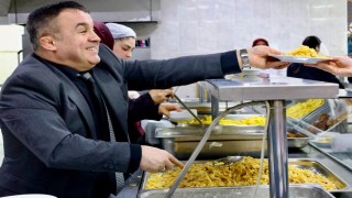 Bilecikte İl Müdürü Ramazan Demir öğrencilere yemek dağıttı