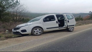Bilecikte kontrolden çıkan araç refüje çarparken, sürücüsü yaralandı