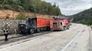 Bilecikte seyir halindeki kamyon alev aldı