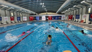 Bilecikte spor okullarında yüzme antrenmanları sürüyor
