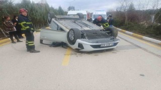 Bilecikte takla atan araçtan burnu bile kanamadan çıktı