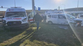 Bingölde ambulans ile hafif ticari araç çarpıştı: 5 yaralı