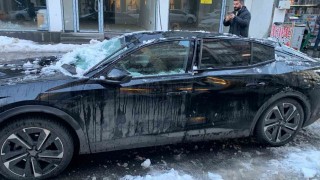 Bingölde çatıdan düşen kar otomobile zarar verdi